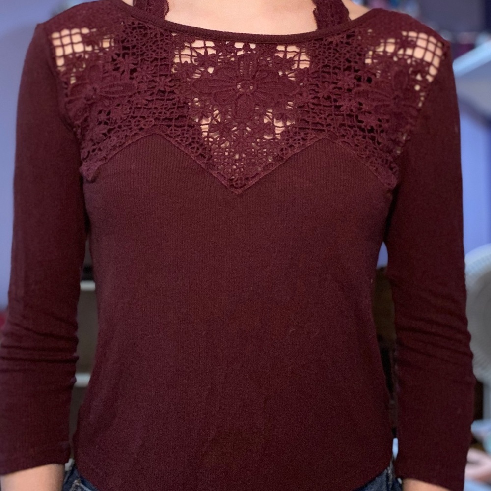 🌹American Eagle Burgundy crocheted tee shirt🌹